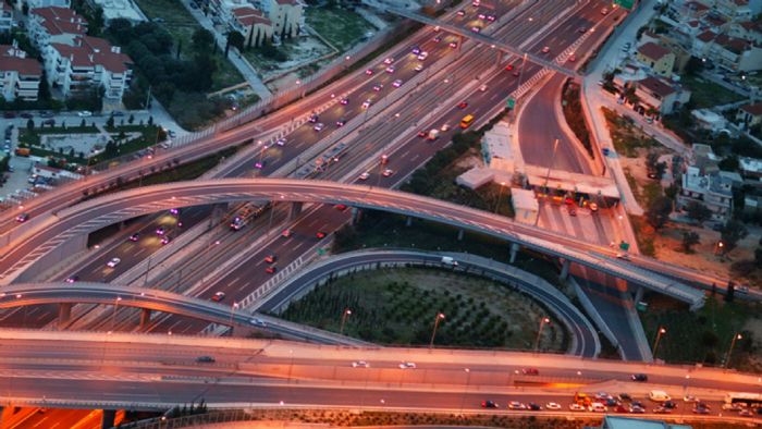 Συνεχής μείωση οχημάτων παρατηρείται από το 2010 στην Αττική Οδό, με αποτέλεσμα να έχουν ελαχιστοποιηθεί οι στιγμές συμφόρησής της.